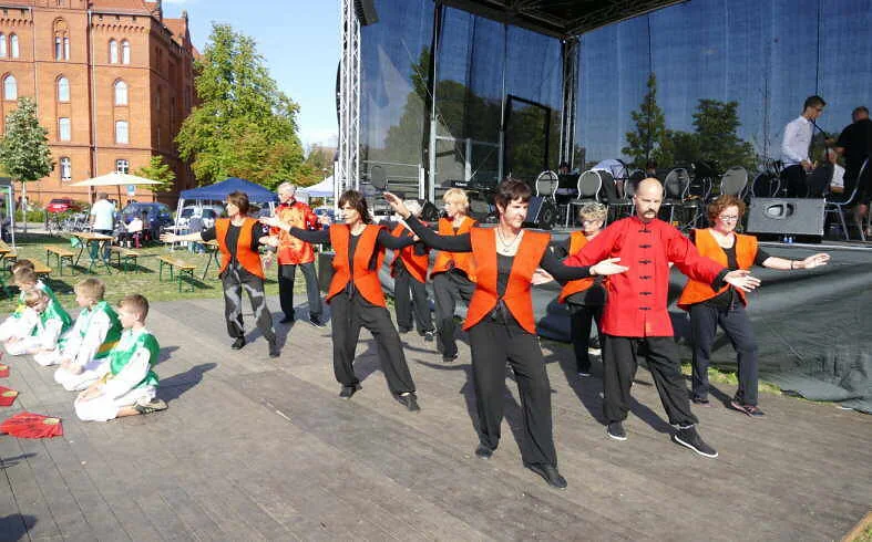 Tai-Chi-Gruppe in rot-schwarzer Kleidung bei einer Vorführung in Wittenberg